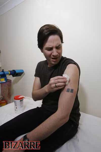 Qua thời gian, tần suất cũng như lượng nọc độc được tiêm vào ngày càng cao. Tuy nhiên, Steve không thể tránh khỏi sơ sót và đã nhiều lần phải nhập viện điều trị.