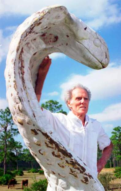 Qua đời vào năm 2011 ở tuổi 100, Bill Haast gắn bó cả đời với các loại rắn độc và nọc độc khủng khiếp của chúng.