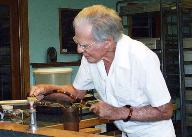 Bill là người đầu tiên áp dụng liệu pháp tiêm nọc rắn vào cơ thể và đã truyền cảm hứng cho Steve Ludwin sau một cuộc gặp gỡ.