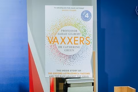 Vaxxers - cuon sach ke ve hanh trinh phi thuong phat trien vac xin AstraZeneca