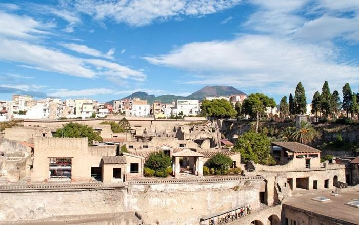  Thành phố Herculaneum, Italy. Giống như thành phố Pompeii ở vùng lân cận, Herculaneum cũng bị chôn vùi trong lớp tro bụi và dung nham của núi lửa Vesuvian vào năm 79 sau Công nguyên. Ảnh: Thành phố Herculaneum ở Italy. (Nguồn: ontheluce.com)