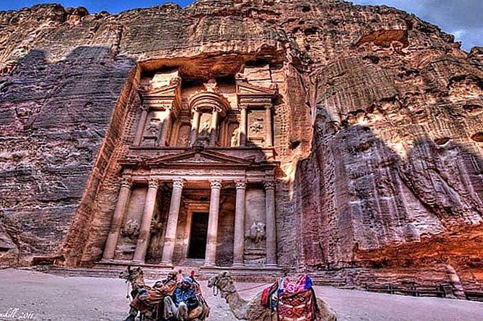 Thành phố cổ Petra, Jordan. Từng là thủ phủ của Đế chế Nabataea từ năm 400 trước Công nguyên đến năm 106 sau Công nguyên, Petra đã bị bỏ hoang trong nhiều thế kỷ sau khi được phát hiện lại vào những năm 1800. Được mệnh danh là "thành phố cổ tích trong lòng đá sa thạch", Petra (theo tiếng Hy Lạp cổ đại nghĩa là "đá") nổi tiếng với kiến trúc chạm khắc trực tiếp vào mặt các vách đá sa thạch màu đỏ, trắng và hồng.