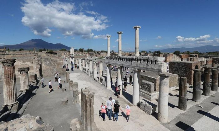 Thành phố cổ Pompeii, Italy. Ít có thành phố mất tích nào bị kết thúc đột ngột như Pompeii. Nơi này được phát hiện vào thế kỷ XVIII hoặc IX trước Công nguyên và sau đó, trở thành một trong những thành phố giàu có của người La Mã. Ảnh: Du khách tham quan thành phố cổ Pompeii ở Italy. (Nguồn: AFP) 