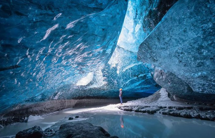 Hang động băng ở Vatnajokull, Iceland: Trong nhiều năm qua, những lỗ hổng của dòng sông băng Vatnajokull nổi tiếng ở Iceland đã tạo ra một số hang động tuyệt đẹp. Vào mùa thu hoặc mùa đông, bên trong hang băng bao phủ một màu xanh huyền ảo và sống động. Tuy nhiên việc tham quan là khá mạo hiểm vì những hang động này có thể tan chảy bất cứ lúc nào.