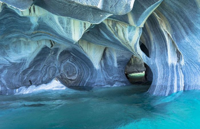 Hang đá cẩm thạch, Chile: Nhiều du khách khi khám phá mạng lưới hang động nằm dưới hồ General Carrera, Chile, đã đánh giá đây là nơi "đẹp nhất thế giới". Thành hang được tạo ra từ khoáng chất canxi cacbonat, khi thủy triều rút bạn mới có thể khám phá các lối thông bên trong. Năm 1994, hang động được công nhận là Di tích quốc gia của Chile.