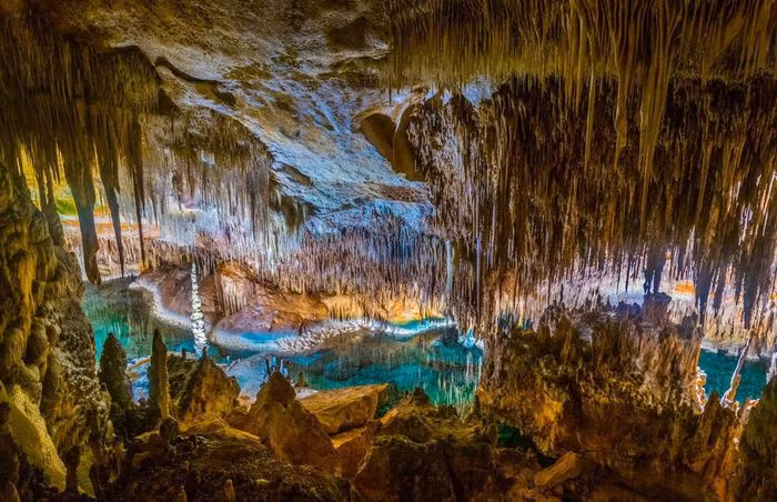 Hang Drach, Tây Ban Nha: Nằm trên đảo Majorca, đây là một hệ thống gồm 4 hang động phức tạp mang vẻ đẹp riêng biệt. Du khách sẽ ngạc nhiên khi chiêm ngưỡng cảnh quan siêu thực trong hang, khi vừa được nghe hòa nhạc do các nghệ sĩ biểu diễn trên thuyền.