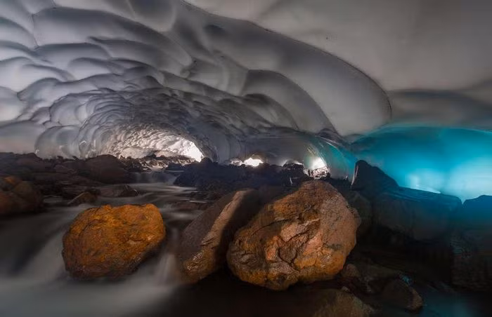Động băng trong núi lửa Mutnovsky, Nga: Một hang động băng bên trong núi lửa, điều nghe cực khó tin này lại là sự thật. Những cơn mưa lớn trong thời tiết lạnh giá đã hình thành hang băng dài 300 m trong lòng núi lửa Mutnovsky. Nếu liều lĩnh vào khám phá bên trong, bạn sẽ được chiêm ngưỡng màu sắc cầu vồng tuyệt đẹp do ánh sáng phản chiếu.