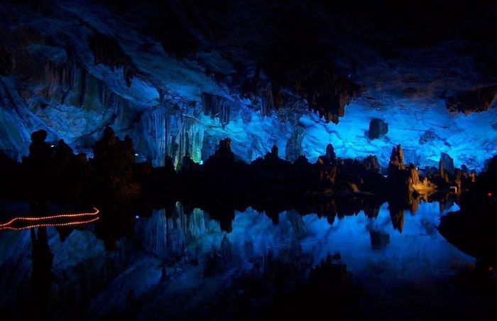 Hang Reed Flute, Trung Quốc: Đây cũng là một trong số những hang động lớn nhất tồn tại trên thế giới. Hệ thống đèn màu nhân tạo trong hang được tạo thành từ nhũ đá khiến du khách có cảm giác chúng sinh ra ánh sáng xanh kỳ ảo. Tên của hang được đặt theo những cây sậy ở lối vào.