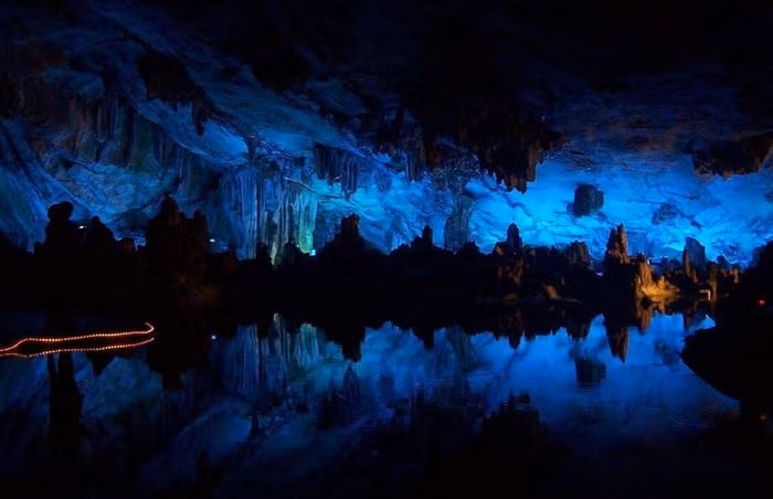 Hang Reed Flute, Trung Quốc: Đây cũng là một trong số những hang động lớn nhất tồn tại trên thế giới. Hệ thống đèn màu nhân tạo trong hang được tạo thành từ nhũ đá khiến du khách có cảm giác chúng sinh ra ánh sáng xanh kỳ ảo. Tên của hang được đặt theo những cây sậy ở lối vào.