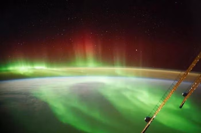 Theo Space, một vụ phóng vật chất cực quang khối lượng lớn (CME) đã xảy ra ở ngôi sao mẹ của chúng ta vào ngày 9-10 theo dữ liệu của NASA và khoảng 3 hôm sau, những tia bức xạ khủng khiếp từ sự kiện bắt đầu "bắn" trúng Trái Đất gây cực quang diện rộng, tập trung ở khu vực Bắc Mỹ và Bắc Âu. Cực quang phủ vùng phía Nam New York (Mỹ), chụp từ Trạm vũ trụ ISS. Nguồn: NASA