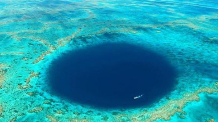 Rạn san hô Great Barrier là hệ thống đá ngầm san hô lớn nhất thế giới. Nó bao gồm hơn 2.900 tảng đá ngầm riêng và 900 hòn đảo kéo dài khoảng hơn 2.600 km. Phần đá ngầm của rạn san hô chạy dọc theo bờ biển Queensland ở Đông Bắc nước Úc, bắt đầu ở mũi của bán đảo Cape York và mở rộng xuống thành phố Bundaberg. Ghé thăm rạn san hô Great Barrier, du khách sẽ có cơ hội trải nghiệm rất nhiều các hoạt động độc đáo chỉ có ở nơi đây.