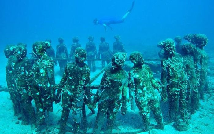 2. Công viên điêu khắc dưới nước Grenada. Công viên điêu khắc dưới nước đầu tiên trên thế giới này nằm ở vịnh Molinere. Người thành lập nên công trình này là nghệ sĩ Jason de Caires Taylor.