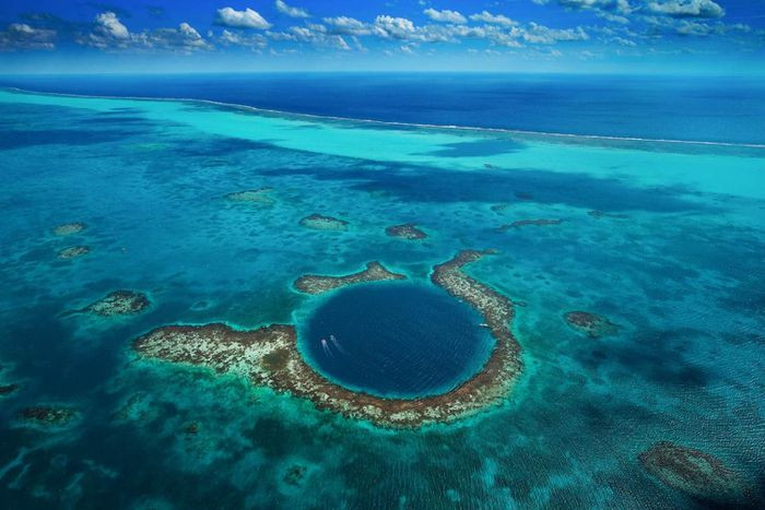3. Great Blue Hole, Belize. Great Blue Hole một hố sụt khổng lồ dưới nước được bao quanh bởi một vòng san hô trong vùng nước nông lấp lánh của đảo san hô Lighthouse Reef.