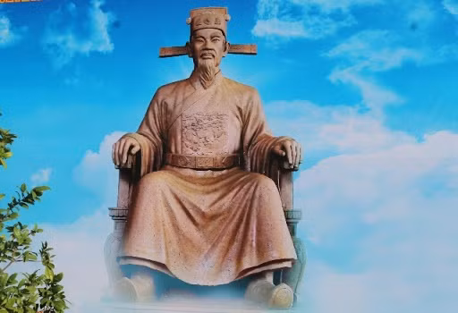 Nguyễn Hữu Dật có nhiều con, nổi tiếng nhất là Nguyễn Hữu Hào, Nguyễn Hữu Dũng và Nguyễn Hữu Kính (Nguyễn Hữu Cảnh), cùng nối chí ông làm võ tướng phò chúa Nguyễn. Cả ba người đều có công mở mang lãnh thổ về phía Nam. Trong đó, Nguyễn Hữu Cảnh là vị tướng khai khẩn vùng đất Đồng Nai ngày nay.