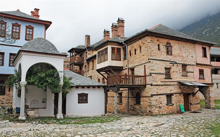 Khu vực núi Athos rất nổi tiếng với một đạo luật đó là cấm phụ nữ, trẻ em, động vật giống cái và thậm chí là cả đàn ông không có râu. Những đối tượng bị cấm phải cách xa khu vực núi này 500 m. Được biết đạo luật kỳ lạ này đã tồn tại ở núi thiêng Athos suốt 1000 năm qua và đến này người ta vẫn áp dụng rất nghiêm ngặt.