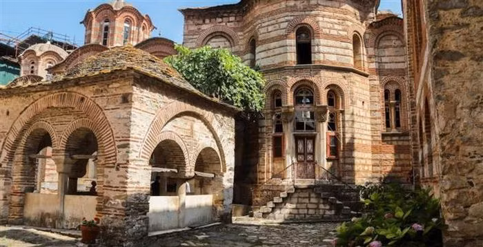 Nằm ở độ cao 2000 mét so với mực nước biển, núi Athos sẽ mang đến cho bạn tầm nhìn bao quát biển tuyệt đẹp, đây là một trong những nơi ngắm cảnh vô cùng lý tưởng. Ngoài ra việc tiếp xúc với các thầy tu và tìm hiểu cuộc sống của họ tại ngọn núi thiêng cũng là trải nghiệm vô cùng thú vị cho du khách. (Ảnh: Shutterstock).