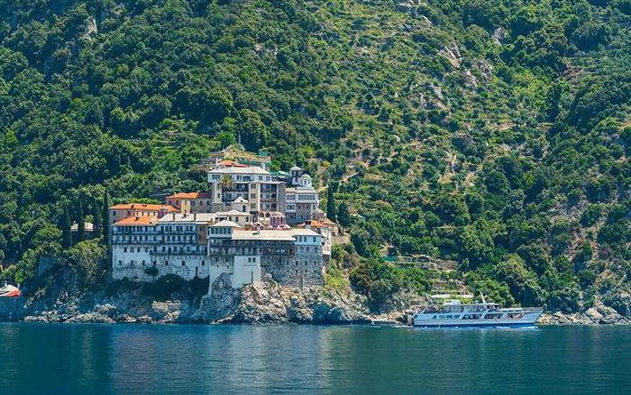 Khi đến Ouranoupolis, bến cảng nơi các con thuyền khởi hành đến Athos, du khách phải xin giấy phép cư trú “Diamonitirio”. Giấy phép này có giá 30 Euro, cho phép du khách đến thăm và ở lại các tu viện mà mình lựa chọn. Những giấy phép này có giá trị cho một chuyến thăm bốn ngày vào những ngày cụ thể.