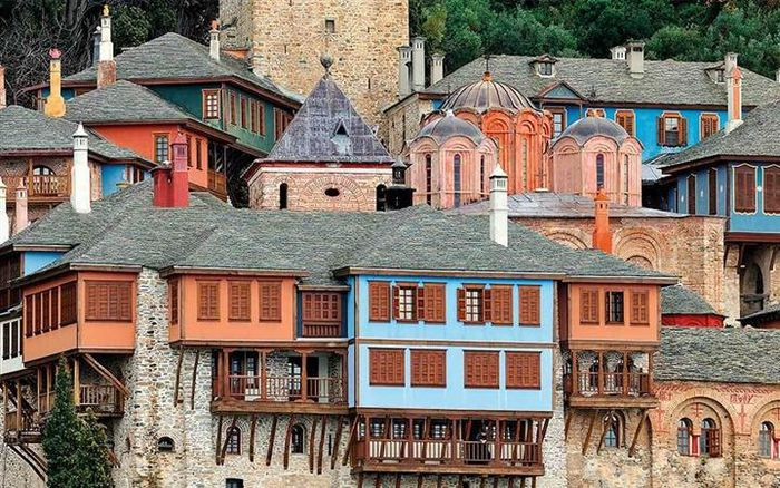 Tất cả những ai đến đây đều được đón tiếp với lòng hiếu khách cởi mở như nhau, hoàn toàn miễn phí, trong khuôn khổ bất thành văn về sự tôn trọng lẫn nhau và duy trì những truyền thống lâu đời của một khu vực linh thiêng dành cho chiêm ngưỡng, tâm linh và thờ cúng. Một khu vực có vẻ đẹp tự nhiên và hoang sơ cùng các khu phức hợp tu viện độc đáo với những bức tranh tường tuyệt đẹp và các biểu tượng kỳ diệu.