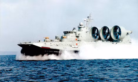 Nhiều khả năng siêu tàu đổ bộ đệm khí Project 958 Bizon phải tự bơi trên biển mà không có tàu chuyên chở.