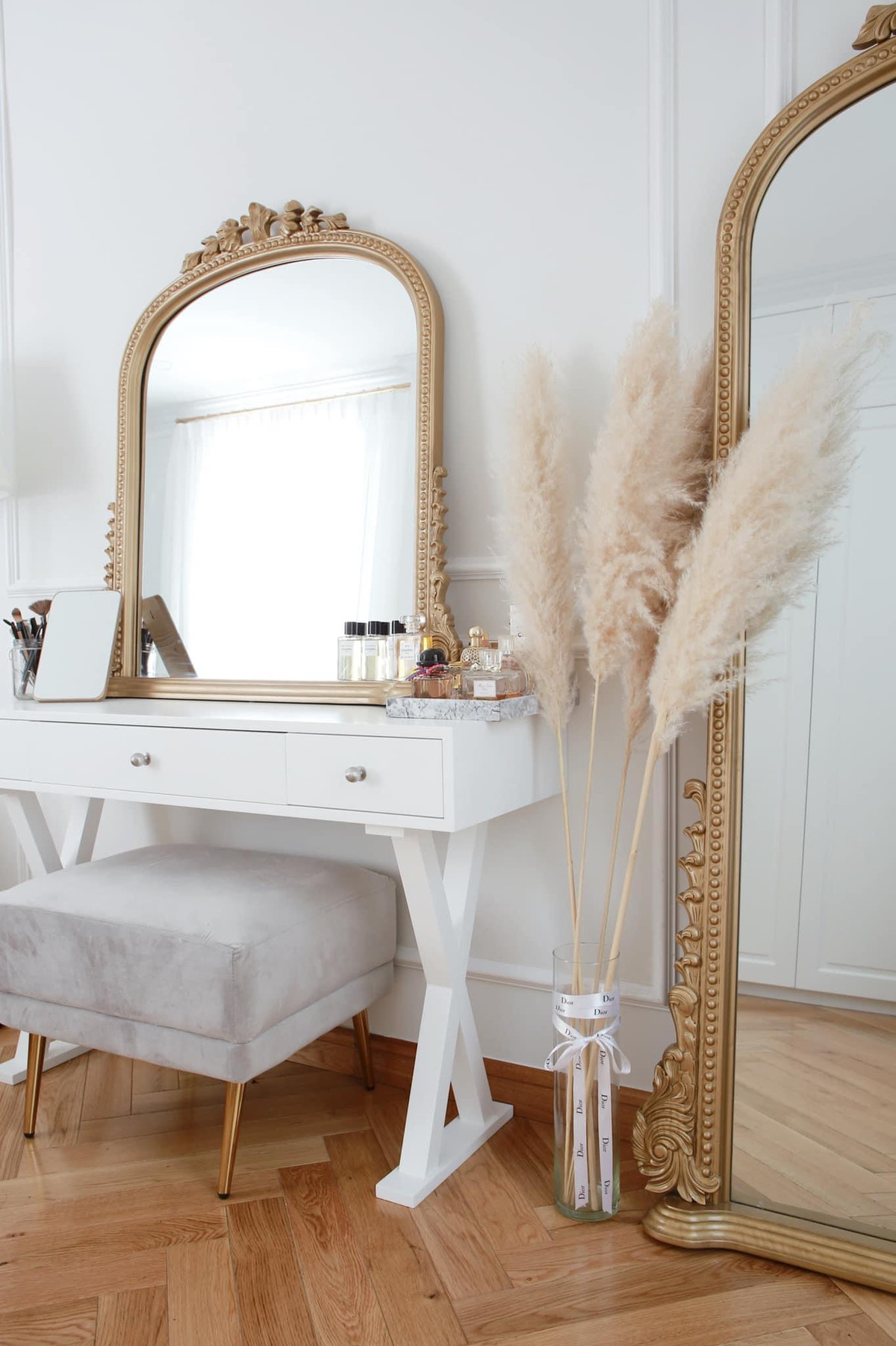 rong phòng có 2 tấm gương, một lớn một nhỏ. Cả 2 đều được thiết kế theo phong cách vintage, khiến căn phòng vừa cổ điển, vừa hiện đại khá hay ho.