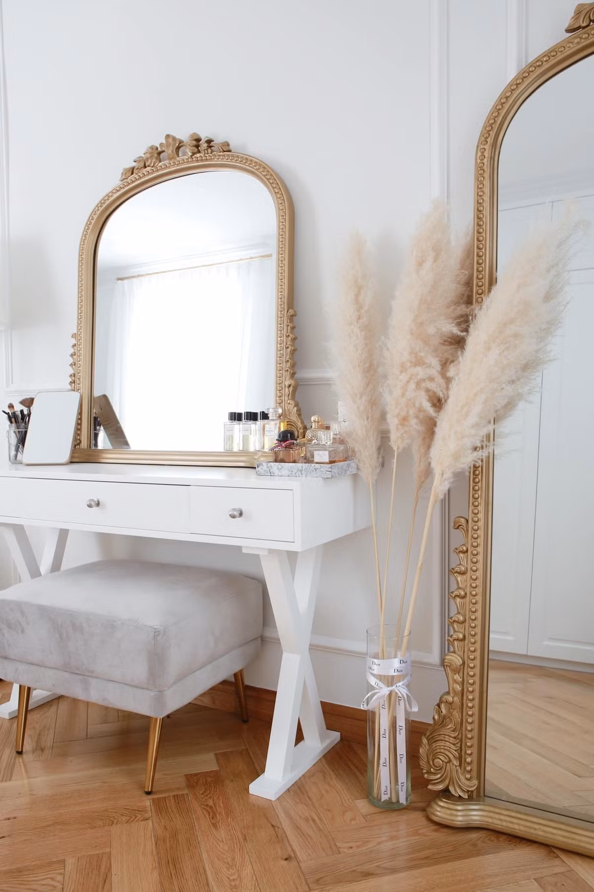 Trong phòng có 2 tấm gương, một lớn một nhỏ. Cả 2 đều được thiết kế theo phong cách vintage, khiến căn phòng vừa cổ điển, vừa hiện đại khá hay ho.