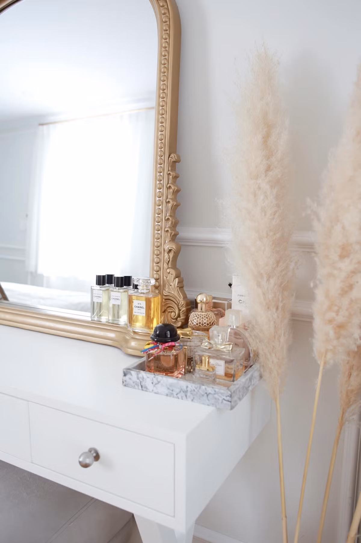 Trên bàn trang điểm, Thảo Nhi cũng bày biện mỹ phẩm, nước hoa xịn sò một cách ngăn nắp, đúng chuẩn căn phòng "xinh xỉu" của hội con gái.