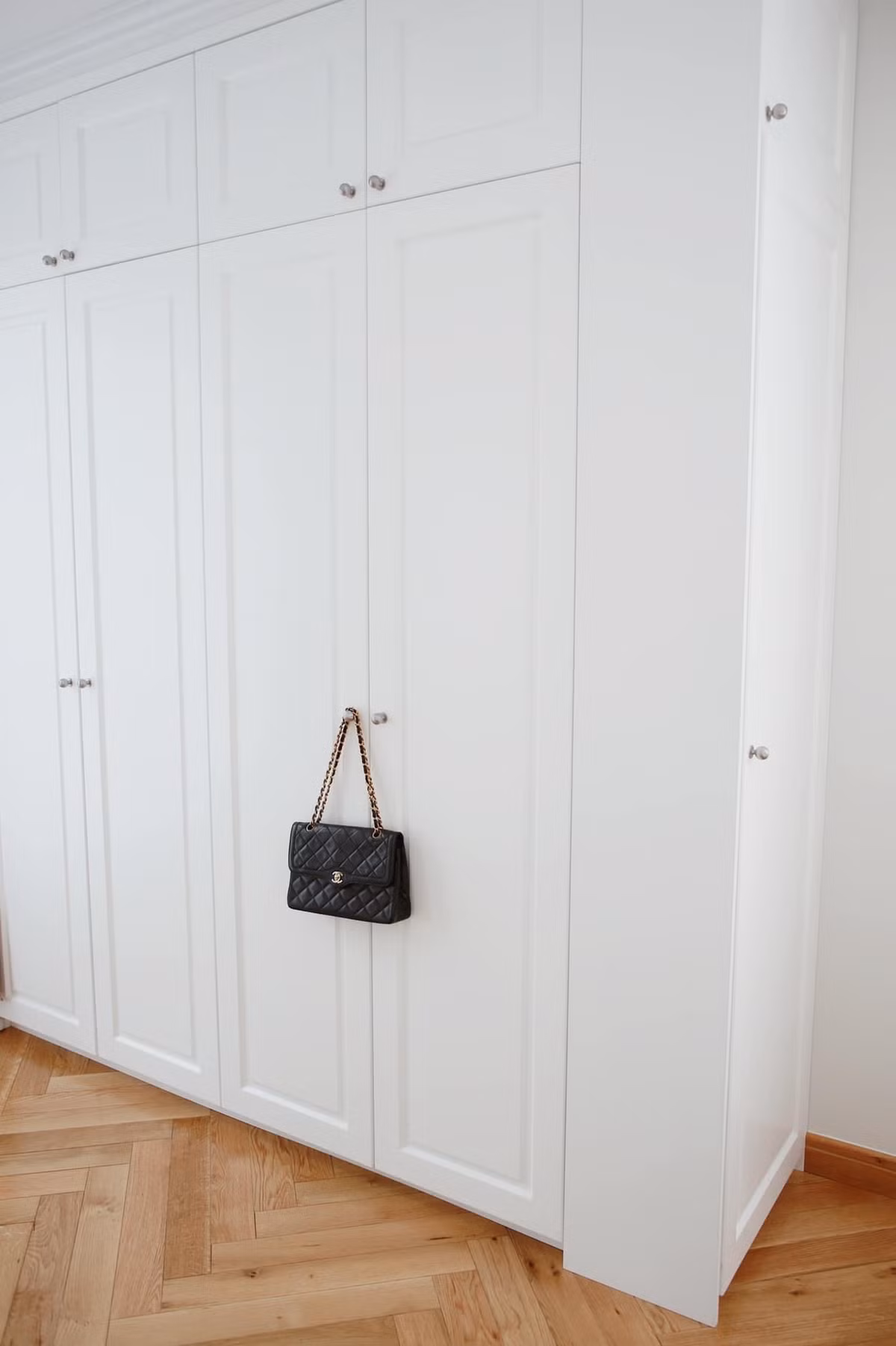 Đối diện giường ngủ, bàn trang điểm là chiếc tủ quần áo hoành tráng được thiết kế chạm trần. Dù không bật mí các item bên trong nhưng không khó đoán ra tủ đồ của cô nàng ngập tràn đồ hiệu.