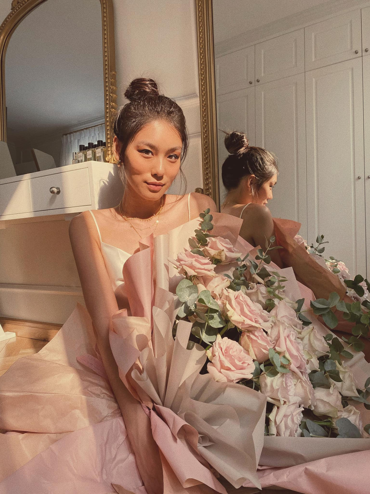 ọi góc trong căn phòng tối giản nhưng sang trọng đều trở thành niềm cảm hứng cho mỗi bức ảnh của cô.