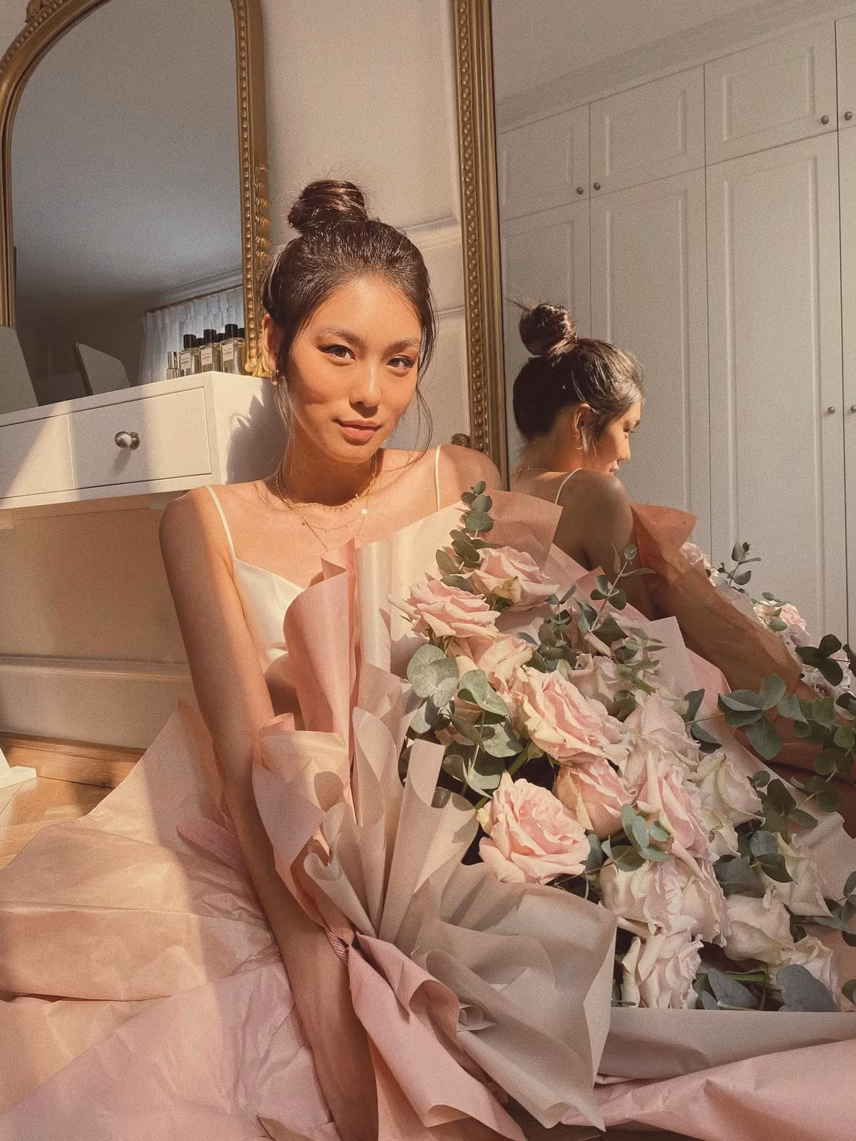 Mọi góc trong căn phòng tối giản nhưng sang trọng đều trở thành niềm cảm hứng cho mỗi bức ảnh của cô.