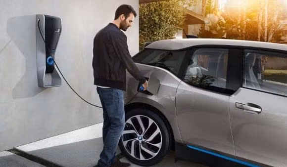 Phai lam gi neu xe thuan dien het dien giua duong?