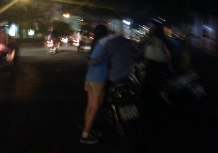 Một cặp đôi đang chờ hết giờ để được thuê phòng “tâm sự”. Theo ông Cường, chủ khách sạn T.T. (quận Thủ Đức) thì, bắt đầu từ thời điểm Giáng sinh kéo dài đến những ngày lễ tết cuối năm là thời điểm “làm ăn” của những người kinh doanh nhà nghỉ, khách sạn. Vì vậy hầu như ai cũng muốn tìm mọi cách khai thác hết công suất mà đặc biệt chỉ tính theo giờ thì lợi nhuận thu được rất cao.