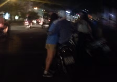 Một cặp đôi đang chờ hết giờ để được thuê phòng “tâm sự”. Theo ông Cường, chủ khách sạn T.T. (quận Thủ Đức) thì, bắt đầu từ thời điểm Giáng sinh kéo dài đến những ngày lễ tết cuối năm là thời điểm “làm ăn” của những người kinh doanh nhà nghỉ, khách sạn. Vì vậy hầu như ai cũng muốn tìm mọi cách khai thác hết công suất mà đặc biệt chỉ tính theo giờ thì lợi nhuận thu được rất cao.