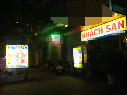 Các khách sạn dù để giá niêm yết nhưng thực tế có nơi tăng gấp 2, 3 trong đêm Giáng sinh. “Dù vậy nhưng đa số các thanh niên đưa được bạn gái vào khách sạn rồi thì không ai lại chở ra chỉ vì giá quá mắc”, ông Cường chia sẻ kinh nghiệm với vẻ đắc ý.