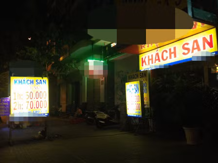 Các khách sạn dù để giá niêm yết nhưng thực tế có nơi tăng gấp 2, 3 trong đêm Giáng sinh. “Dù vậy nhưng đa số các thanh niên đưa được bạn gái vào khách sạn rồi thì không ai lại chở ra chỉ vì giá quá mắc”, ông Cường chia sẻ kinh nghiệm với vẻ đắc ý.