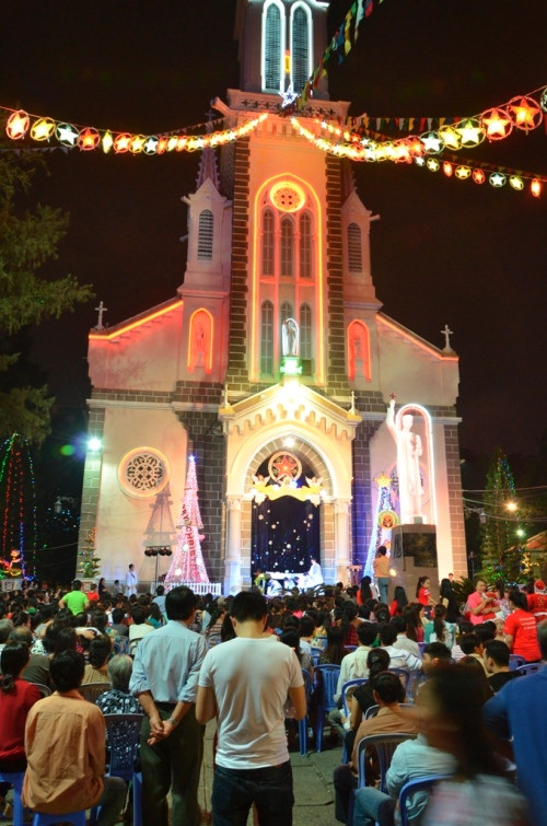 Người dân tham gia Thánh lễ tại một nhà thờ Đức Bà.