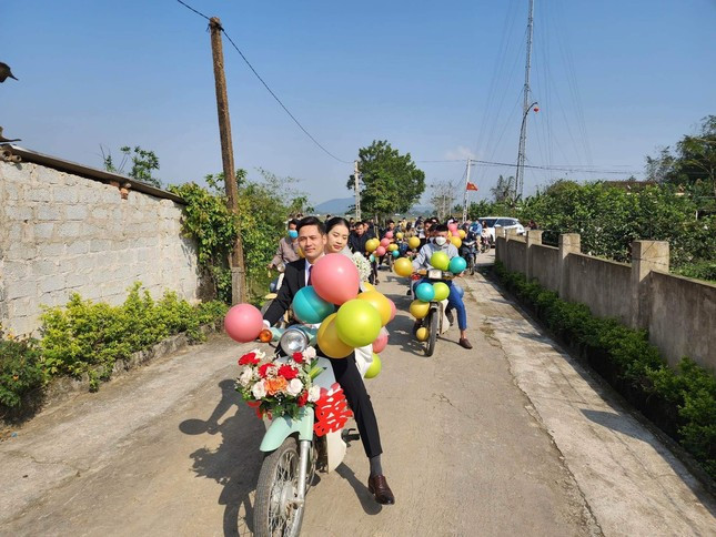 Mới đây, nhiều trang mạng đăng tải hình ảnh màn rước dâu bằng đoàn xe Cub tại Hà Tĩnh. Chỉ trong một thời gian ngắn, cặp đôi đã nhận được nhiều lời khen ngợi, chúc phúc và chia sẻ của nhiều người.