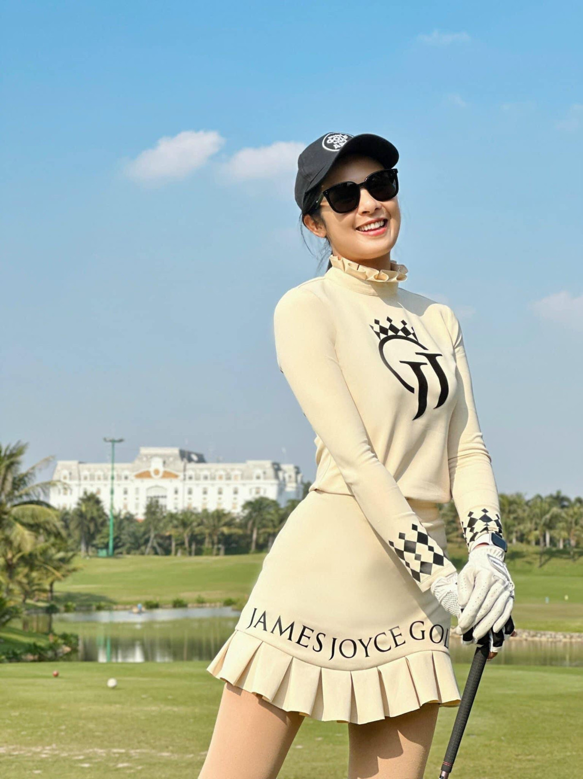 Ngọc Hân sinh năm 1989, đăng quang Hoa hậu Việt Nam 2010. Sau khi tốt nghiệp Đại học Mỹ thuật Công nghiệp, Hà Nội năm 2013, người đẹp bắt đầu theo đuổi công việc thiết kế thời trang. Chồng của Ngọc Hân tên Phú Đạt, kém cô 1 tuổi. Anh sở hữu ngoại hình điển trai, thư sinh. Anh từng được cử đi công tác nhiệm kỳ ở một số nước, trong đó có Arab Saudi trước khi quay trở lại Việt Nam làm việc. Cả hai đều là những người kín tiếng, ít khi chia sẻ về chuyện đời tư.