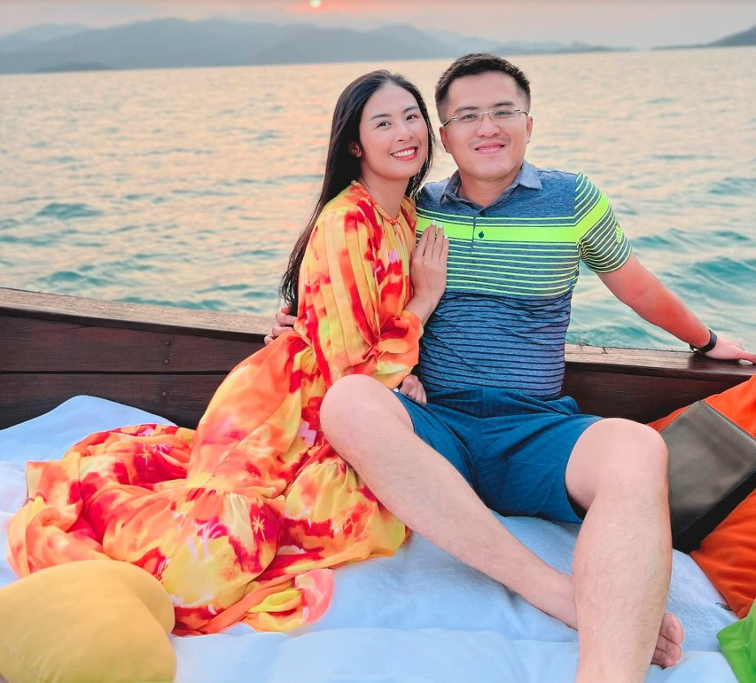 Hoa hậu Việt Nam 2010 cho biết, cô và chồng có chung nhiều sở thích. Cả hai đều đam mê, khám phá ẩm thực, đi du lịch, xem phim,... Chuyện tình cảm của cô và ông xã được gia đình ủng hộ. Cả hai thường xuyên xuất hiện trong các dịp lễ, Tết hoặc ngày trọng đại của 2 gia đình.