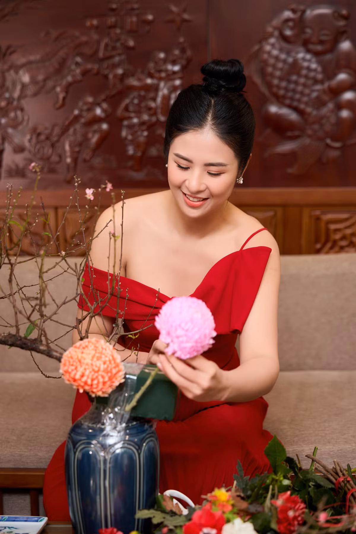 Ngọc Hân cho biết tự tay chuẩn bị hoa để cắm cho cả 2 gia đình trưng trong dịp Tết. Cô còn học cách cắm những bình hoa công phu, mang đậm hương vị Tết truyền thống.