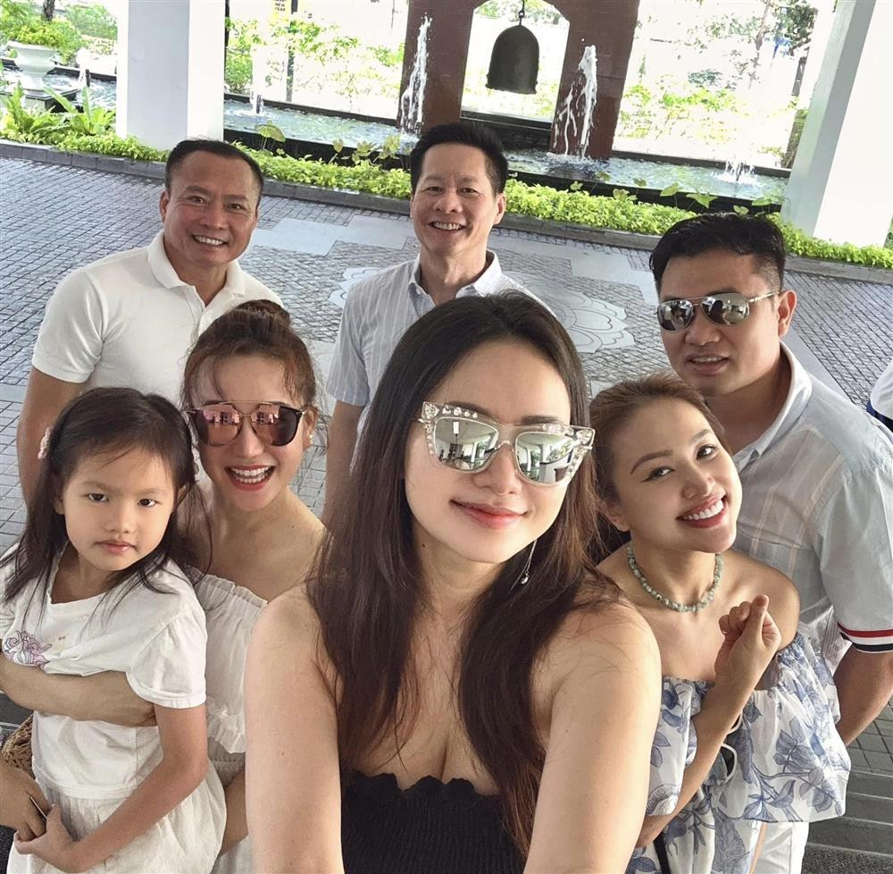 hời gian này, 3 gia đình Phan Như Thảo, Vy Oanh và Vân Hugo có chuyến đi nghỉ dưỡng tại Bangkok (Thái Lan) nhân dịp Lễ Tình nhân. Họ không di chuyển nhiều, chủ yếu tận hưởng thời gian xả hơi tại một khách sạn sang trọng ở trung tâm.