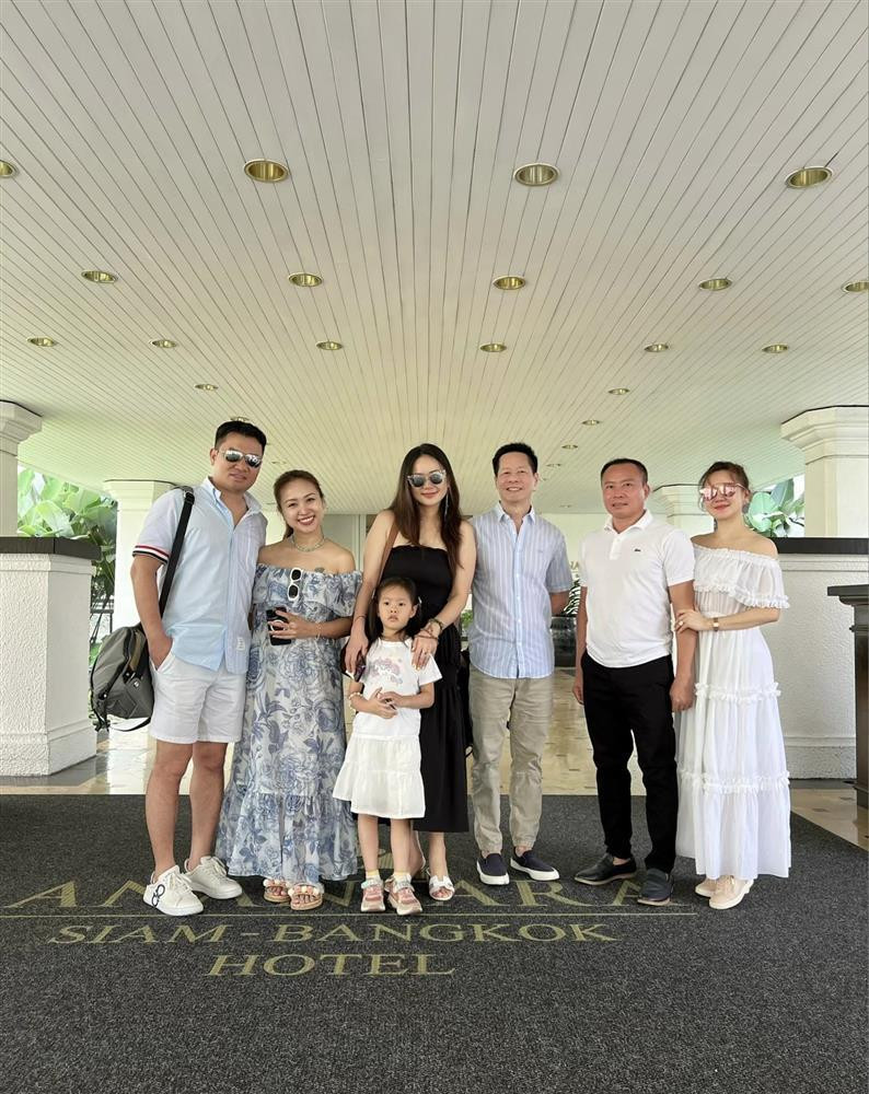 rong khi 3 ông chồng đều khá giản dị với sơ mi hoặc polo mix cùng quần kaki thì 3 bà vợ lại điệu đà với 3 mẫu đầm trễ vai.