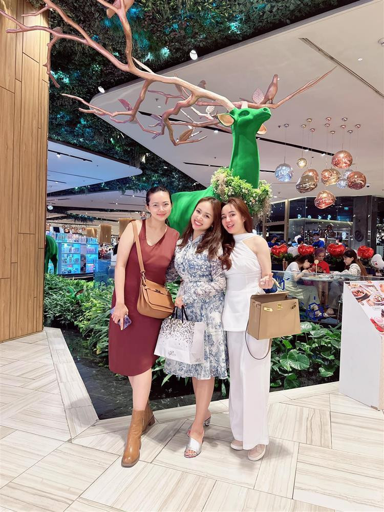 hanh Vân Hugo mới sinh con hồi tháng 5/2022 nhưng cũng đã nhanh chóng lấy lại vóc dáng vì cho con bú hoàn toàn và không ăn quá nhiều món gây béo. Nữ MC cho biết bụng không bị xổ nhiều và chỉ có vòng một tăng size đáng kể sau khi sinh em bé. Cô chấp nhận những thay đổi của cơ thể, không quá bận tâm điểm chưa hài lòng để tránh stress.