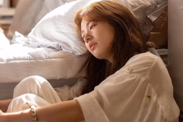 4 dau hieu khi ngu cho thay co the phu nu dang lao hoa nhanh-Hinh-2