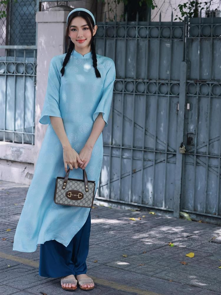 hông chỉ mặc khi làm lễ homecoming, Thùy Tiên cũng ghi điểm với set áo dài màu lam dịp Tết Nguyên đán vừa qua.