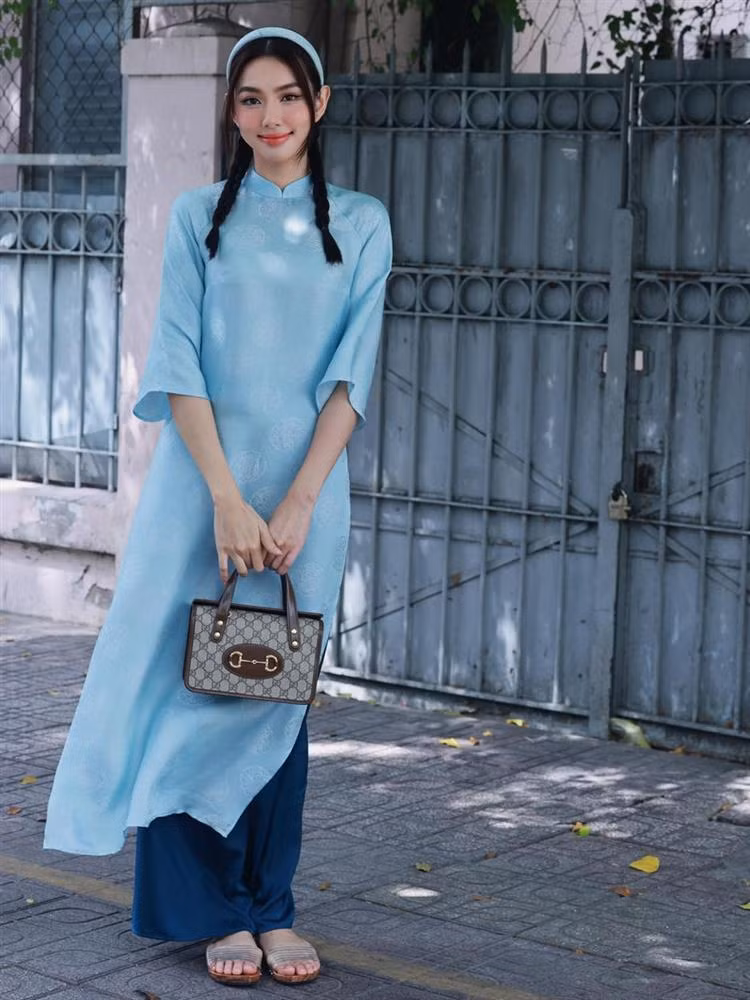 Không chỉ mặc khi làm lễ homecoming, Thùy Tiên cũng ghi điểm với set áo dài màu lam dịp Tết Nguyên đán vừa qua.