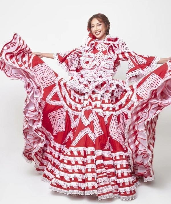 ộ đầm Cumbia mang đến sự lộng lẫy và nữ tính cho mỹ nhân Việt.