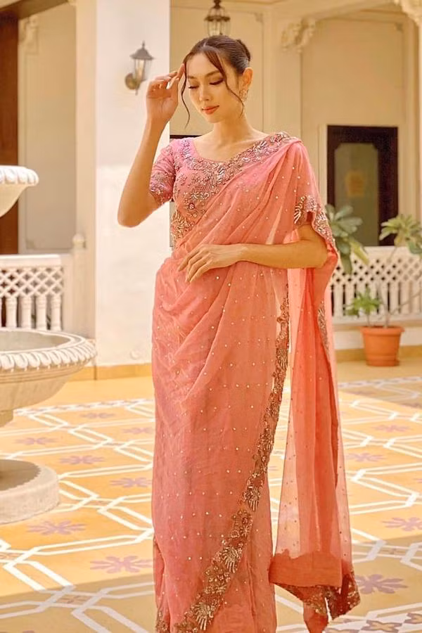 Lần duy nhất cô bị mất điểm là khi diện saree Ấn Độ vì phần vải nhăn nhúm, thiếu chỉn chu.