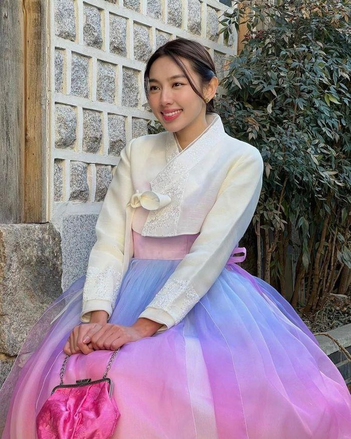 ại đây, cô nàng có dịp thử Hanbok - trang phục truyền thống của xứ kim chi.