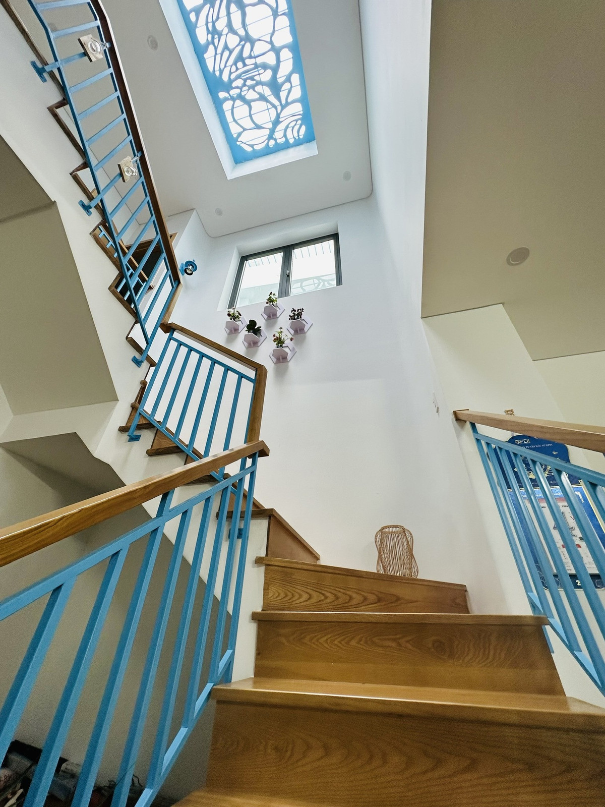 Ngoi nha pho bien thong gio mat lim, khong gian dong mo-Hinh-6