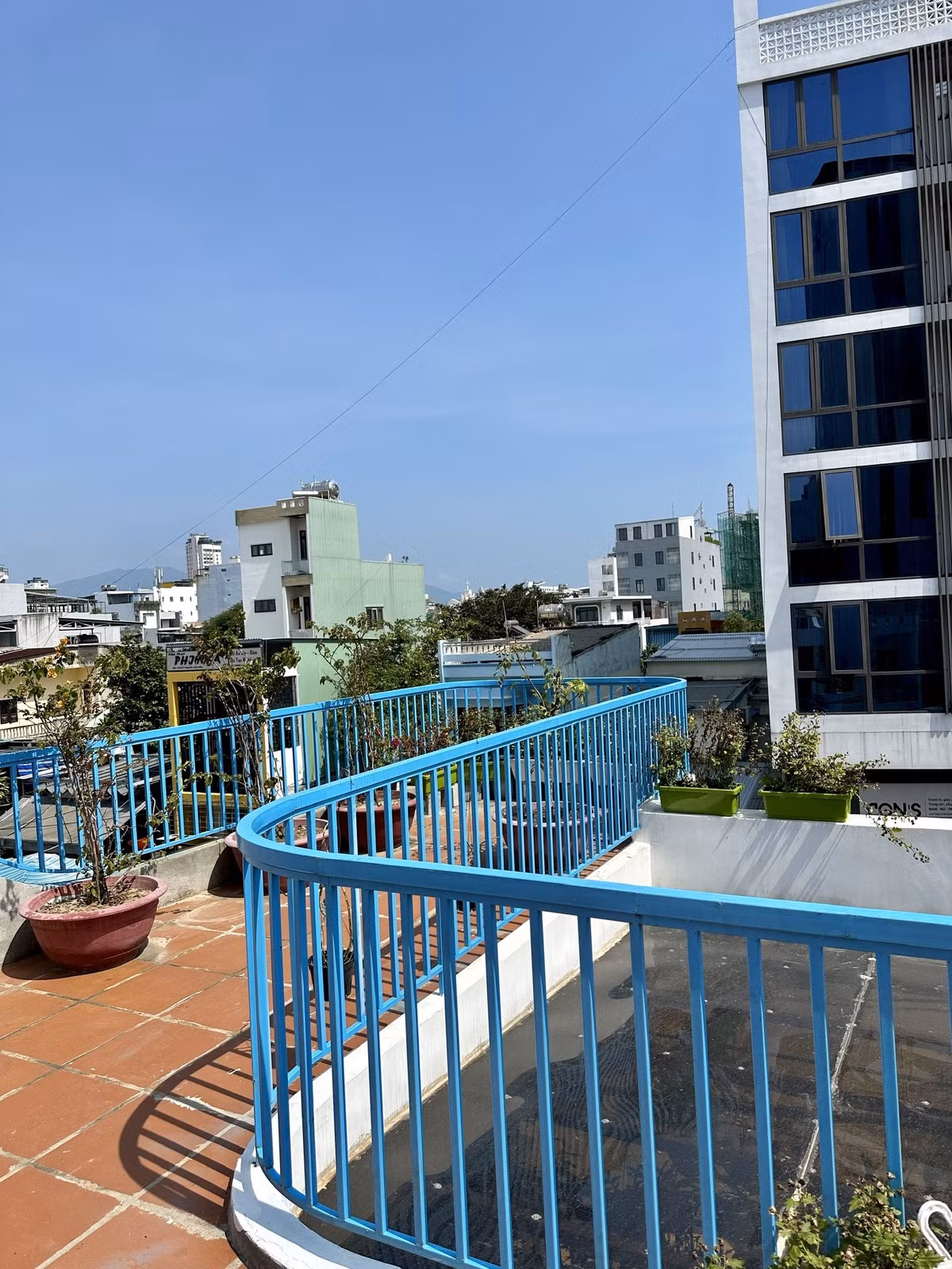 Ngoi nha pho bien thong gio mat lim, khong gian dong mo-Hinh-18